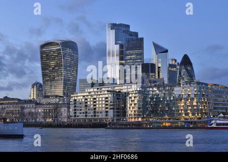 Skyline der Stadt London, moderne Wolkenkratzer, die in der Abenddämmerung vom Südufer der Themse aus gesehen werden, London, Großbritannien. Stockfoto