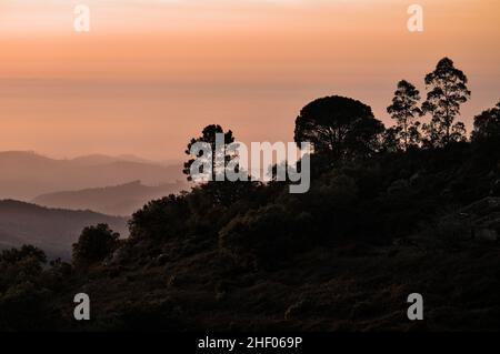Ende des Tages auf den Monchique Bergen. Algarve, Portugal Stockfoto