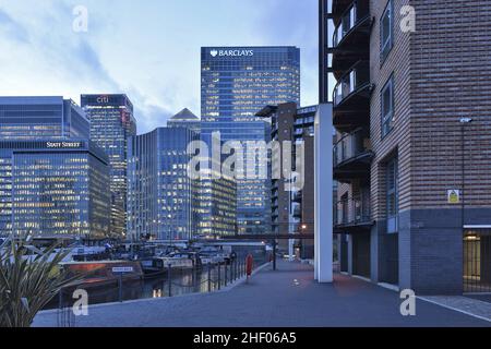Myers Walk, Blackwall Basin Wohnblocks und moderne Türme von Canary Wharf in der Abenddämmerung, London Borough of Tower Hamlets UK. Stockfoto
