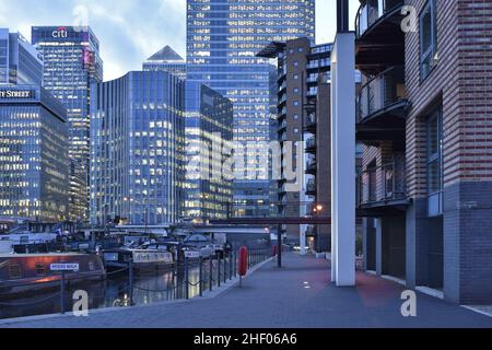 Myers Walk, Blackwall Basin Wohnblocks und moderne Türme von Canary Wharf in der Abenddämmerung, London Borough of Tower Hamlets UK. Stockfoto