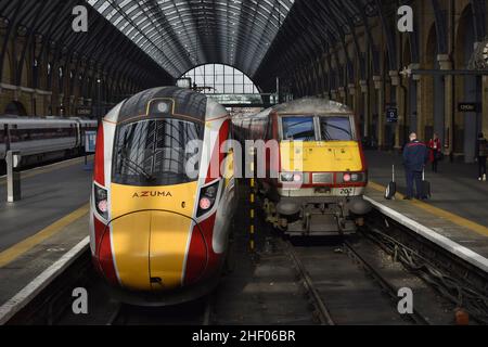 Hochgeschwindigkeitszüge LNER Azuma und InterCity 225 am Bahnhof King's Cross in London, Großbritannien. Stockfoto