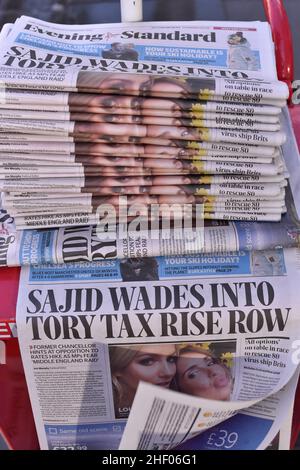 The Evening Standard - kostenlose Tageszeitungen, die im Zentrum von London in Großbritannien angehäuft wurden. Stockfoto