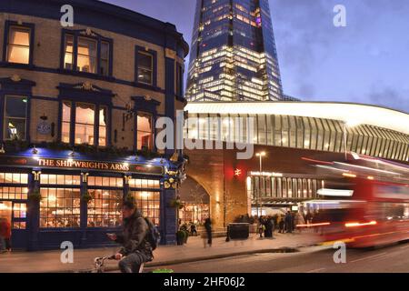 The Shipwrights Arms Pub neben der London Bridge Station mit dem Wolkenkratzer Shard of Glass im Hintergrund, Southwark London, Großbritannien. Stockfoto