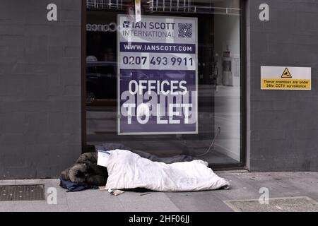 Obdachlose, die auf dem Bürgersteig im Zentrum von London in Großbritannien schlafen. Stockfoto