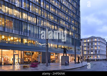 Blue Fin Building - moderne kommerzielle Entwicklung Dämmerung Beleuchtung, in Southwark London Großbritannien. Stockfoto