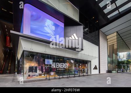 Außendesign des Adidas Brand Centre an der Orchard Road, Singapur. Januar 2022. Stockfoto