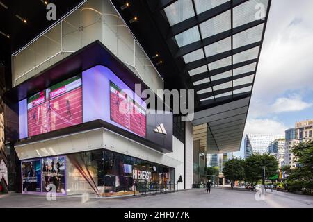 Außendesign des neuen Adidas Brand Centre, Flagship Store in Orchard Road, Singapur. Anfang Januar 2022. Stockfoto