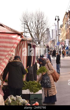 Street with Shoppers, Whitechapel Road Market in East London, Großbritannien. Stockfoto