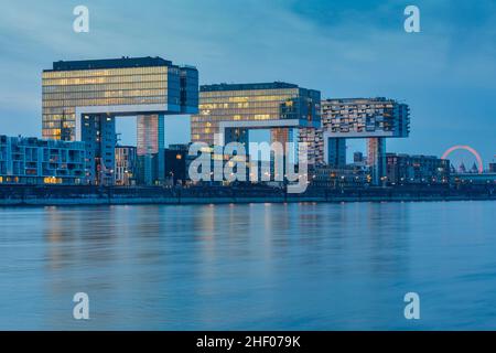 Rheinauer Hafen mit Kranhäusern am Rhein Stockfoto
