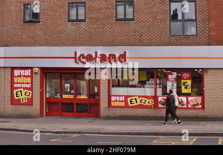 Island Supermarkt vor dem Eingang in Hackney East London UK. Stockfoto