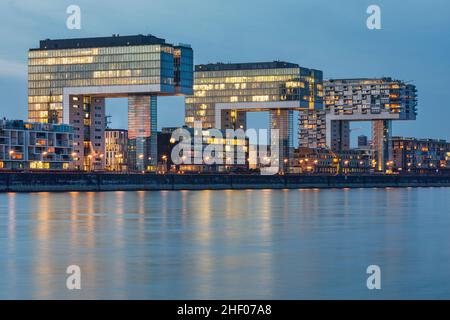 Rheinauer Hafen mit Kranhäusern am Rhein Stockfoto