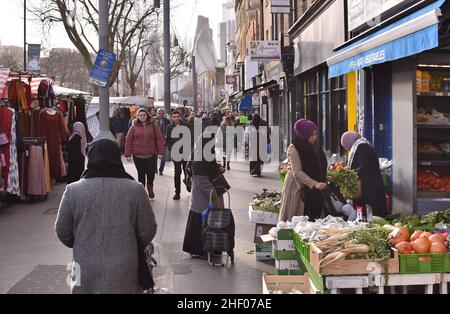 Geschäftige Straße mit Einkäufern, Whitechapel Road Market in East London, Großbritannien. Stockfoto