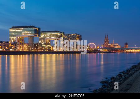 Rheinauer Hafen mit Kranhäusern am Rhein Stockfoto