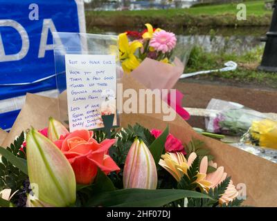 Eine Nachricht über Blumen, die an einem Garda-Checkpoint in Tullamore hinterlassen wurden, nachdem eine junge Frau, die vor Ort als Ashling Murphy bezeichnet wurde, am Mittwochabend getötet wurde. Sie starb nach einem Angriff, während sie am Mittwoch um 4pm Uhr am Kanalufer in Capphängen joggte. Ausgabedatum: Donnerstag, 13. Januar 2022. Stockfoto