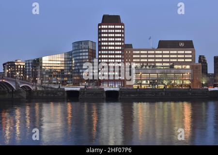 Parliament View Apartments, Westminster Tower und International Maritime Building in der Abenddämmerung, Albert Embankment im Londoner Stadtteil Lambeth. Stockfoto