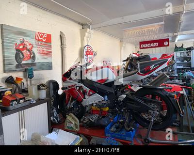 Ducati Motorräder werden hergestellt Northampton UK Schild mit berühmten Bauteilen Bauart Schnellschlüssel Muttern Schrauben Standbank Stockfoto