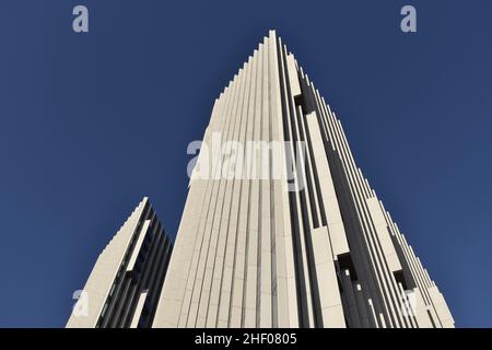 Upper Riverside – Moderne Wohntürme mit Blick auf den niedrigen Winkel, North Greenwich London, Großbritannien. Stockfoto