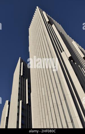 Upper Riverside – Moderne Wohntürme mit Blick auf den niedrigen Winkel, North Greenwich London, Großbritannien. Stockfoto