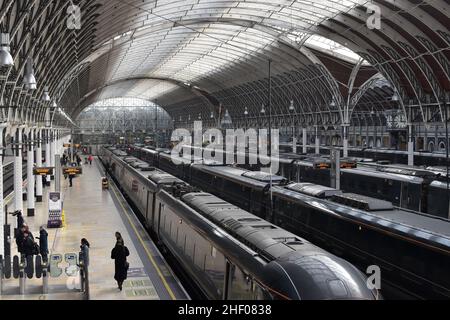 GWR - Great Western Railway Züge am Bahnsteig, Paddington Station in London, Großbritannien. Stockfoto