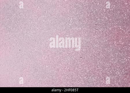 Abstrakte Landschaft aus rosa-blau verwitterten strukturierten Wänden mit einigen verspritzten Farbflecken und Schmutz. Künstlerische Textur Hintergrund. Stockfoto