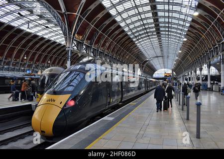 GWR - Great Western Railway Züge am Bahnsteig, Paddington Station in London, Großbritannien. Stockfoto