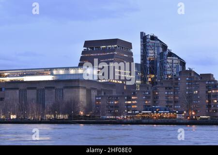 Das Gebäude der Tate Modern Art Gallery und das Wohngebiet Neo Bankside am Südufer der Themse in Southwark London, Großbritannien. Stockfoto