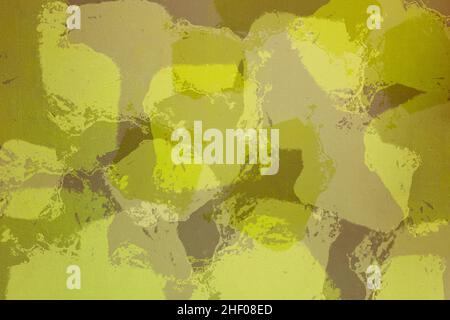Camouflage gemalter Hintergrund auf einer Wand in verschiedenen Grüntönen gemalt bilden eine abstrakte künstlerische Landschaft mit Textur. Kunstdesign und Kulissen. Stockfoto