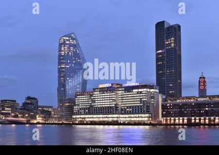 Sea Containers House mit South Bank Tower und One Blackfriars Moderne Wolkenkratzer, beleuchtet in der Dämmerung, Southwark London UK. Stockfoto