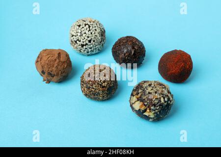 Flache Lay-Komposition mit Trüffeln auf blauem Hintergrund Stockfoto