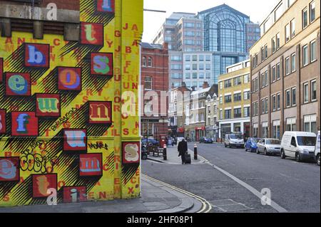 Street of Shoreditch mit farbenfrohen Schriften, Kunst des englischen Künstlers Ben eine, East London UK. Stockfoto