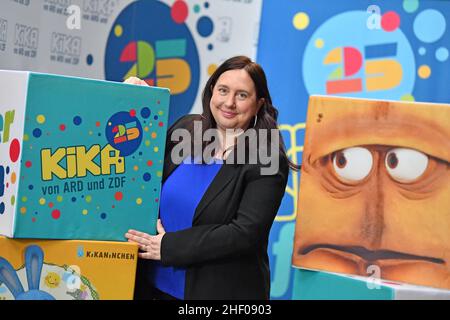 Erfurt, Deutschland. 13th Januar 2022. Astry Plenk, Geschäftsführerin Programmierung am Kinderkanal (KiKA), steht nach einer Pressekonferenz im MDR Landesfunkhaus Thüringen. KiKa ist eine gemeinsame Sendung von ARD und ZDF und ist seit dem 1. Januar 1997 auf Sendung. Das Programm richtet sich an junge Zuschauer im Alter von drei bis 13 Jahren. Der Kinderkanal hat seinen Sitz in Erfurt. Quelle: Martin Schutt/dpa-Zentralbild/dpa/Alamy Live News Stockfoto