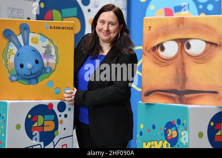 Erfurt, Deutschland. 13th Januar 2022. Astry Plenk, Geschäftsführerin Programmierung am Kinderkanal (KiKA), steht nach einer Pressekonferenz im MDR Landesfunkhaus Thüringen. KiKa ist eine gemeinsame Sendung von ARD und ZDF und ist seit dem 1. Januar 1997 auf Sendung. Das Programm richtet sich an junge Zuschauer im Alter von drei bis 13 Jahren. Der Kinderkanal hat seinen Sitz in Erfurt. Quelle: Martin Schutt/dpa-Zentralbild/dpa/Alamy Live News Stockfoto