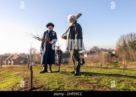 Worcester, Großbritannien. 13th Januar 2022. Worcestershire Stellvertretende Leutnant, Frau Georgina Britten-Long, mit Adrian Gregson, Charter 400 Project Manager, im Perdiswell Park, Worcester, als Freiwillige beginnen, 400 Bäume im Stadtpark von Worcester zu Pflanzen, um die 400 Jahre der Stadt als Stadt zu markieren. Worcester nimmt an dem Queen's Green Canopy-Projekt Teil, das Menschen in ganz Großbritannien dazu einlädt, „Plant a Tree for the Jubilee“ zu Pflanzen, um das Platin-Jubiläum Ihrer Majestät im Jahr 2022 zu feiern. Kredit: Peter Lopeman/Alamy Live Nachrichten Stockfoto