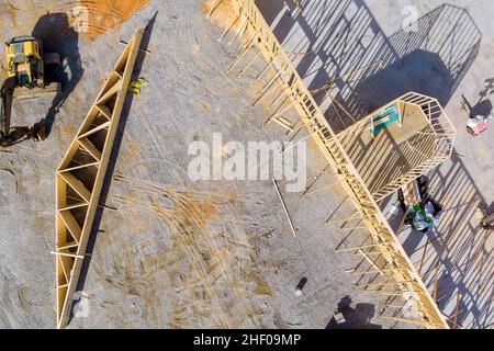 Material für den Bau eines Holzgebäudes mit Stapel von Holzbalken für den Bau Stockfoto