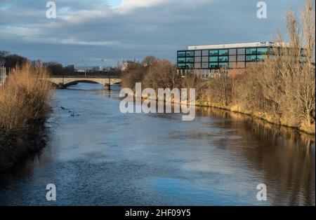 Der River Clyde in Dalmarnock, Glasgow, am Weihnachtstag, mit der Rutherglen Bridge und der Rückseite des Police Scotlnd HQ in Clyde Gateway. Stockfoto