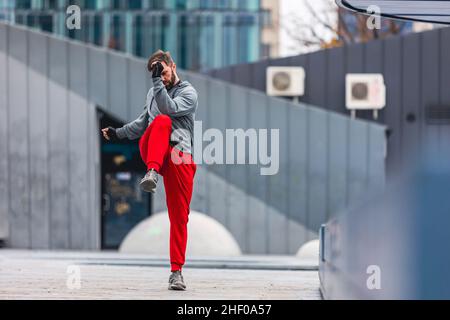 Junger Mann, der im städtischen Umfeld trainiert Stockfoto