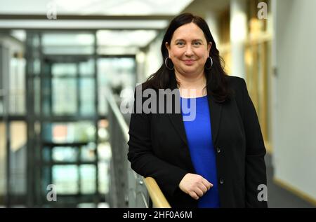 Erfurt, Deutschland. 13th Januar 2022. Astry Plenk, Geschäftsführerin Programmierung am Kinderkanal (KiKA), steht nach einer Pressekonferenz im MDR Landesfunkhaus Thüringen. KiKa ist eine gemeinsame Sendung von ARD und ZDF und ist seit dem 1. Januar 1997 auf Sendung. Das Programm richtet sich an junge Zuschauer im Alter von drei bis 13 Jahren. Der Kinderkanal hat seinen Sitz in Erfurt. Quelle: Martin Schutt/dpa-Zentralbild/dpa/Alamy Live News Stockfoto