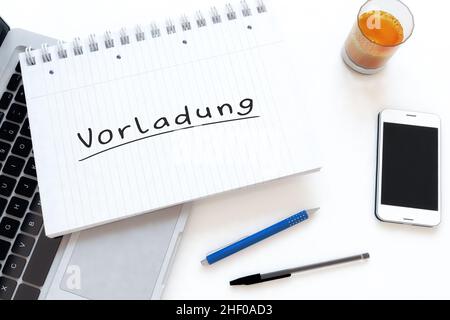 Einladung - deutsch Wort für Vorladung oder Vorladung - handgeschriebener Text in einem Notizbuch auf einem Schreibtisch - 3D Darstellung. Stockfoto