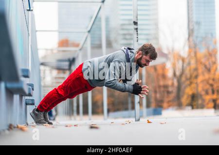 Junger Mann, der im städtischen Umfeld trainiert Stockfoto