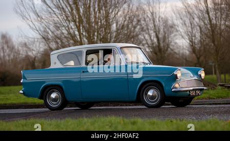 1962 blaues Ford Anglia Auto Stockfoto