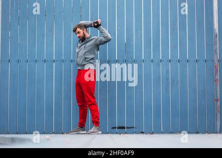 Junger Mann, der sich vor einem Lauf aufwärmt Stockfoto