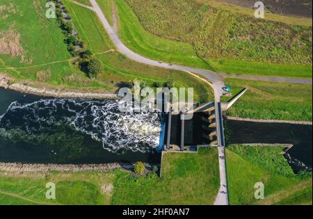 Dinslaken, Nordrhein-Westfalen, Deutschland - Emschermündung in den Rhein. Der Auslauf der Emscher in den Rhein wird von Dinslaken Almo verlagert Stockfoto