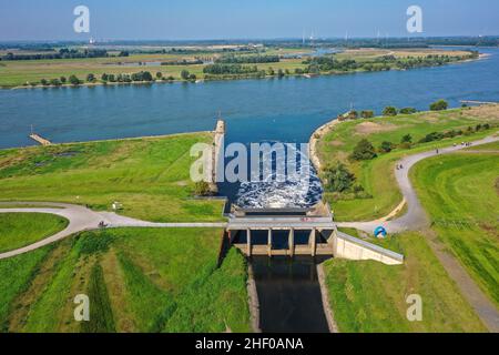 Dinslaken, Nordrhein-Westfalen, Deutschland - Emschermündung in den Rhein. Der Auslauf der Emscher in den Rhein wird von Dinslaken Almo verlagert Stockfoto