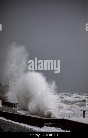 Wellen krachen über der Barmouth Promenade, Wales Stockfoto