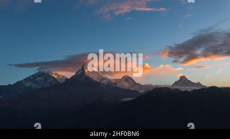 Annapurna-Gebirge von Poon Hill bei Sonnenaufgang, Nepal. Stockfoto