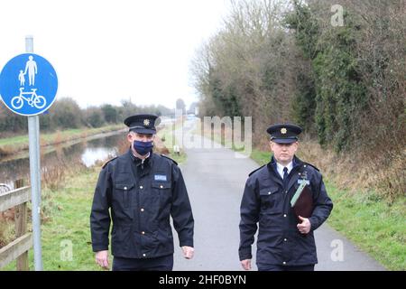 ÜBERTRAGUNG EINER GEÄNDERTEN BILDUNTERSCHRIFT, DIE DEN GARDA-KANAL KORRIGIERTE, AN DIE Gardai-Beamten des CANALE Grande in Tullamore, nachdem eine junge Frau, die vor Ort als Ashling Murphy bezeichnet wurde, in Co Offaly getötet wurde. Sie starb nach einem Angriff, während sie am Mittwoch um 4pm Uhr am Kanalufer in Capphängen joggte. Ausgabedatum: Donnerstag, 13. Januar 2022. Stockfoto