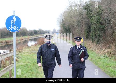 ÜBERTRAGUNG EINER GEÄNDERTEN BILDUNTERSCHRIFT, DIE DEN GARDA-KANAL KORRIGIERTE, AN DIE Gardai-Beamten des CANALE Grande in Tullamore, nachdem eine junge Frau, die vor Ort als Ashling Murphy bezeichnet wurde, in Co Offaly getötet wurde. Sie starb nach einem Angriff, während sie am Mittwoch um 4pm Uhr am Kanalufer in Capphängen joggte. Ausgabedatum: Donnerstag, 13. Januar 2022. Stockfoto