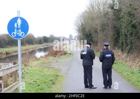 ÜBERTRAGUNG EINER GEÄNDERTEN BILDUNTERSCHRIFT, DIE DEN GARDA-KANAL KORRIGIERTE, AN DIE Gardai-Beamten des CANALE Grande in Tullamore, nachdem eine junge Frau, die vor Ort als Ashling Murphy bezeichnet wurde, in Co Offaly getötet wurde. Sie starb nach einem Angriff, während sie am Mittwoch um 4pm Uhr am Kanalufer in Capphängen joggte. Ausgabedatum: Donnerstag, 13. Januar 2022. Stockfoto