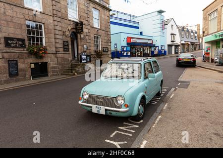 Nissan blaues geparktes Auto, klassisches Nissan-Auto, Blauer Nissan, klassisches Auto, St Ives Cornwall, Großbritannien, Oldtimer, St Ives, Cornwall, England, Stockfoto