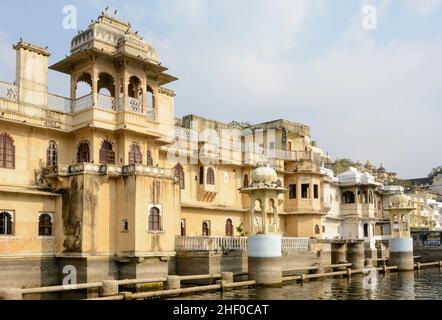 Aufwendige Architektur der Gebäude in der Stadt Udaipur Palace Complex, Udaipur, Rajasthan, Indien, Südasien Stockfoto